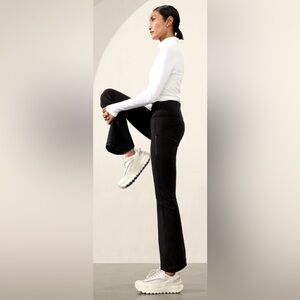 ATHLETA
RAINIER BOOT CUT PANTS
BRAND NEW
SIZE SMALL